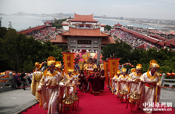 祭典礼成后,妈祖信众恭送妈祖回銮.(中国台湾网 普燕 摄)