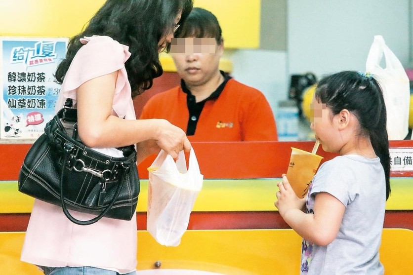 台湾成大研究表明:塑料杯饮品可致幼童性早熟