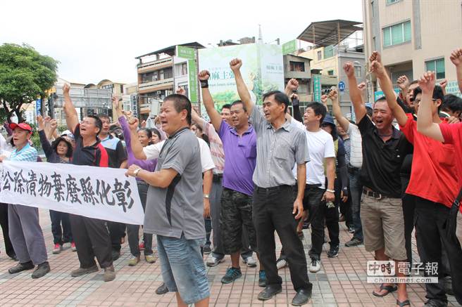 彰化县事业废弃物无处去30辆垃圾车绕议会抗议