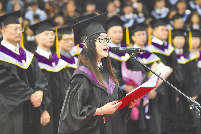 今年台湾文化大学毕业典礼中，法律系陆生殷康妍（前）代表6624个毕业生致词