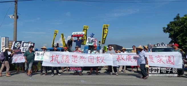 台湾一纸厂污染致地下水变红 上百村民抗议