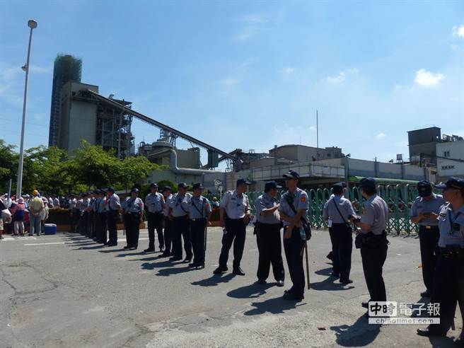 台湾一纸厂污染致地下水变红 上百村民抗议
