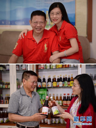 上图为台商江桢樑（左）和妻子林霞在家中合影，下图为夫妻二人在商谈果醋营销方案（新华社记者张国俊摄）。