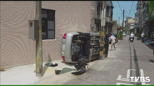 台湾发生离奇车祸轿车斜着开进电线杆与墙壁之间