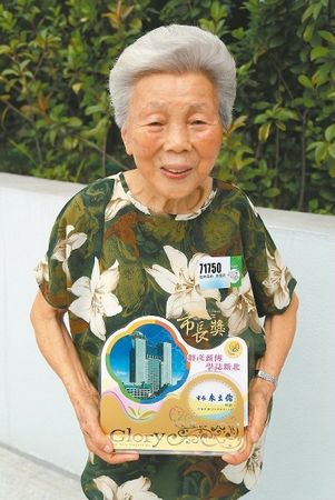 台湾阿嬷70岁才上学90岁了还要念高中（图）