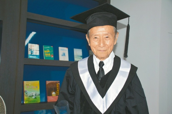 85岁老人读完大学72年后圆父母“完成学业梦”