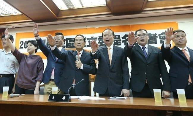亲民党主席宋楚瑜（左四）与秘书长秦金生（右三）宣布2016年亲民党区域“立委”提名情况