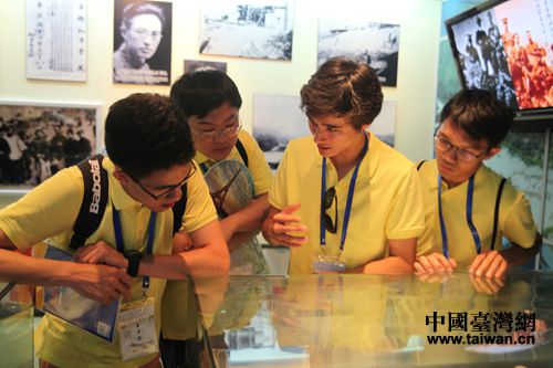“2015海外台湾留学生长三角研习营暨台胞青年夏令营”营员在孙中山纪念馆内观看孙中山和宋庆龄书信