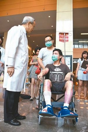 台湾粉尘爆炸案：首位重症伤者出院为其他人打气