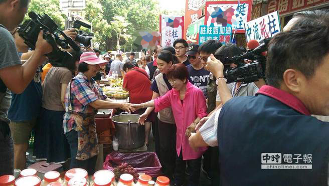 洪秀柱高雄左营果贸社区眷村市场拜访，受到民众热烈的欢迎