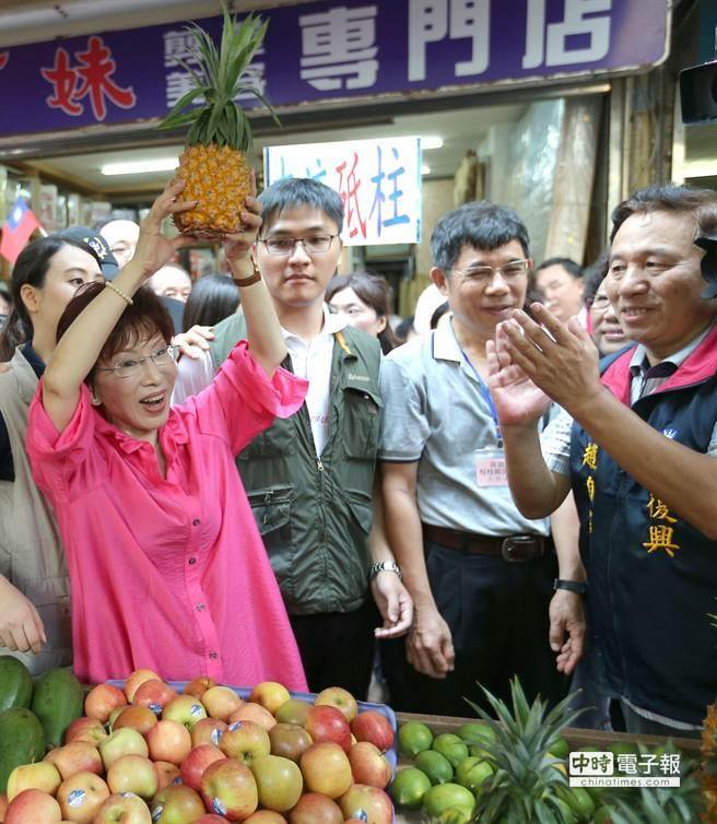 洪秀柱前往高雄左营果贸社区眷村市场拜访，受到民众热烈的欢迎