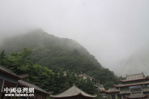 两岸同学在武当山下合影