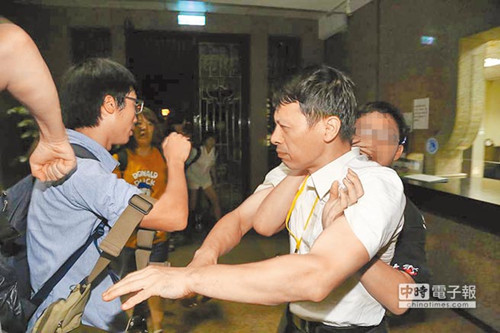 台湾教育部门：反课纲学生攻击教官属实坚持提告