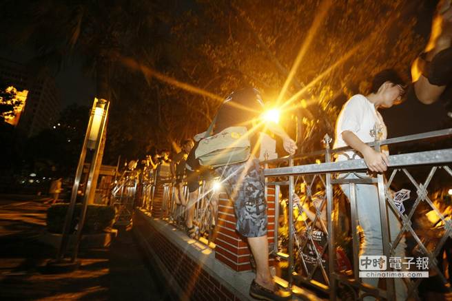 “反课纲”抗议学生攀爬围墙冲撞台湾立法机构