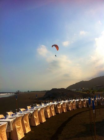 乘飞行伞飞翔到海滩，赴海天盛宴。(何自力 摄)