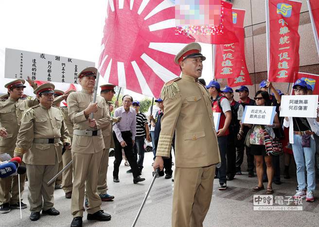 张安乐率众身着日本“皇军”服装，向民进党颁发“媚日忘祖”感谢状，表达对该党“毒化”教育、“皇民化”教育的极力不满