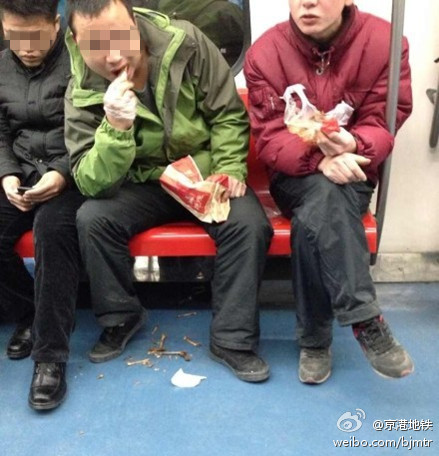 有乘客不仅在地铁车厢内吃东西，且乱丢垃圾。图自京港地铁微博