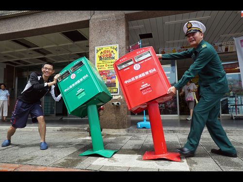 台北俩邮筒被台风吹歪走红或原样保留作纪念（图）