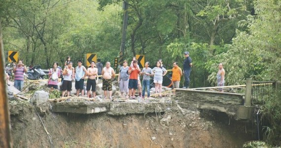 台风致台湾新北乌来成孤岛2100人受困百人失联