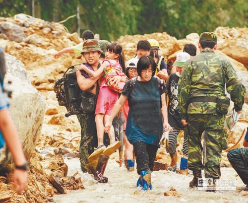 台风苏迪罗带来的豪雨侵袭，新北乌来山区忠治村联外道路三处坍方、土石崩落，随处皆是泥泞，使得救灾行动寸步难行，部分滞留在乌来山区的民众及欲撤离之居民，等不及抢通，冒险涉水下山。