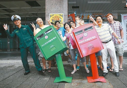 台湾超萌“歪腰”邮筒原地保留吸引数千人朝圣