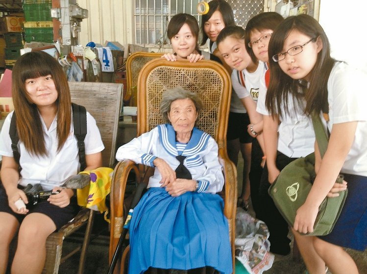 台94岁阿嬷忆慰安妇生涯失声痛哭 勉励学生珍惜学业
