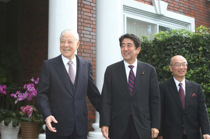 前日本首相安倍晋三(中)，曾赴翠山庄拜访李登辉(左)