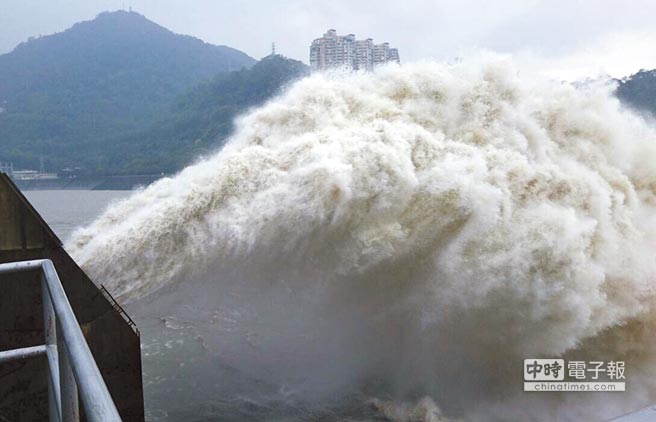 　　天鹅台风来袭，“气象局”今发布海上警报，石门水库19日下午4时展开调节性放水。（中时电子报 杨明峰摄）