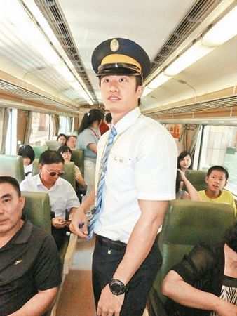 台湾帅气列车长酷似张孝全照片被网友疯传（图）