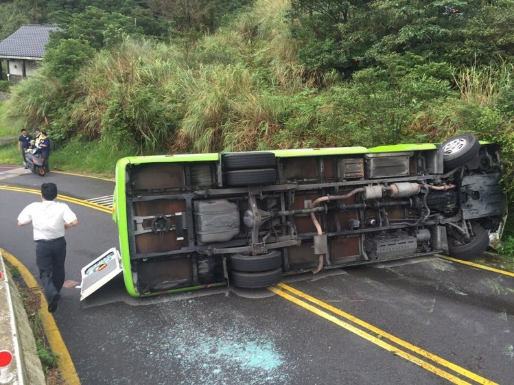台湾阳明山游园公交车发生翻车事故 17人受伤（图）