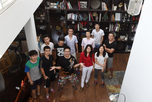 彭少仪（前排右二）和她的团队在他们的工作室 新华社记者陈晔华摄