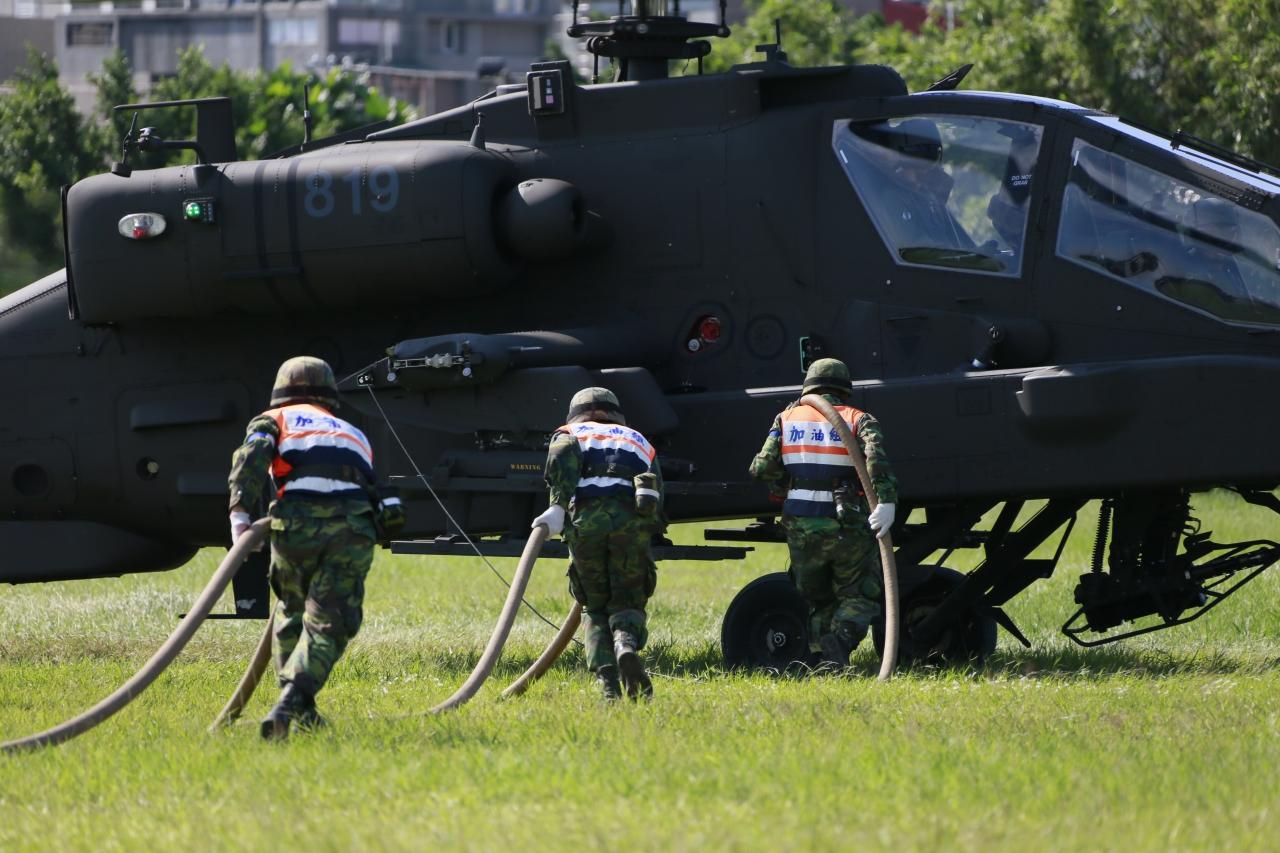 台军陆航AH-64E阿帕契直升机8日参与“汉光31号”演习实兵演练，执行整补作业的官兵完成装弹