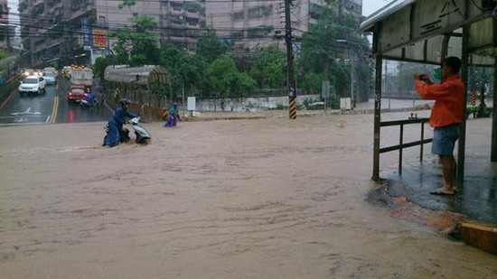 台湾基隆下大雨街道满是黄泥水网友：可以泛舟了