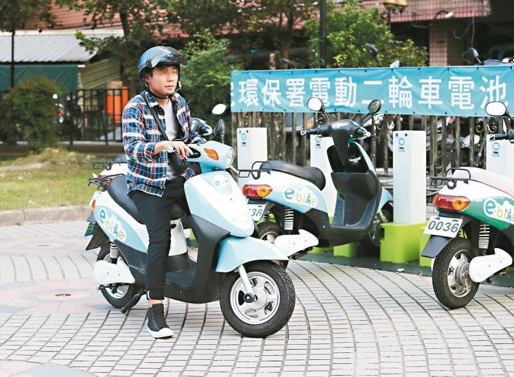 　　由于六月一名14岁少女无照骑乘E-Bike电动车肇事，十月一日起，台北市政府将禁止电动车骑上人行道。(中时电子报 林澔一摄）