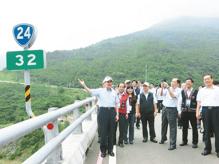 马英九视察灾后重建，走上24线32公里的谷川大桥。（《联合报》　萧雅娟摄）