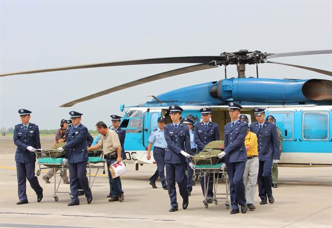 台失联教练机2名飞行员遗体抵达冈山 家属机场痛哭