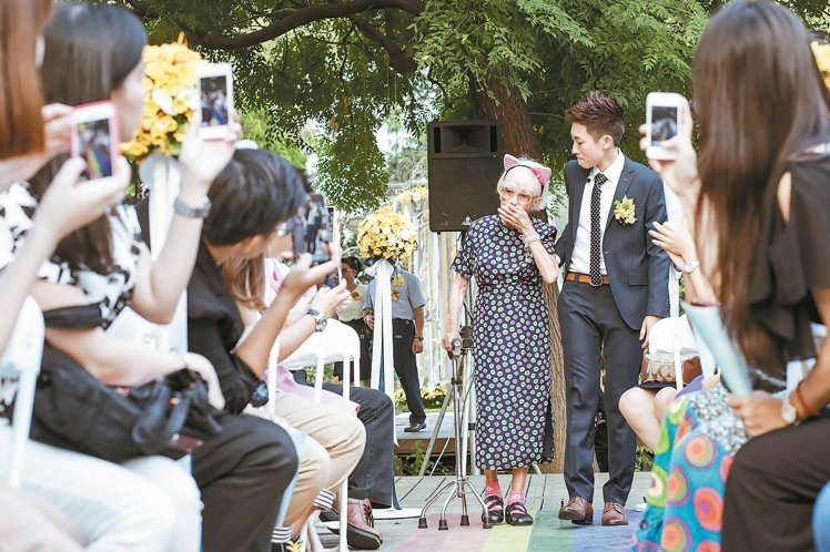 台湾女同志办结婚仪式 93岁奶奶牵孙女走红毯献祝福
