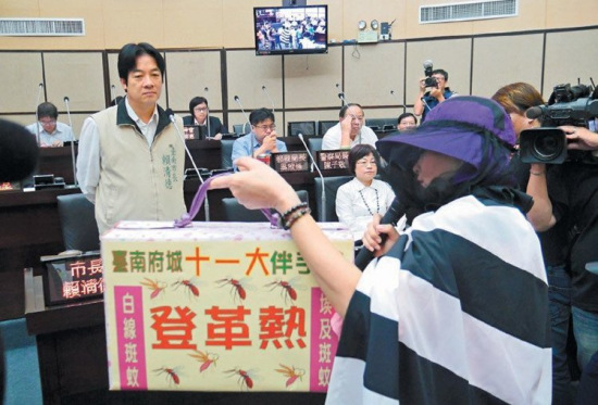 台南国民党议员穿防蚊装讽赖清德防疫不力（图）