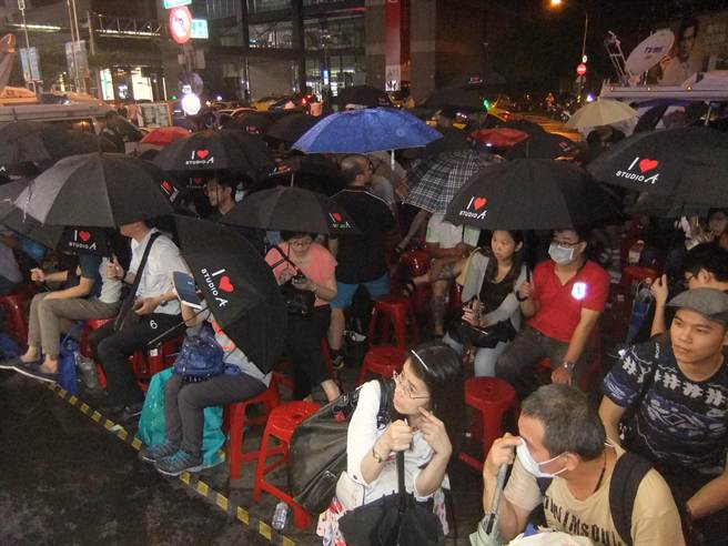 台湾地区iPhone 6s今日凌晨开卖 果粉冒雨抢新机