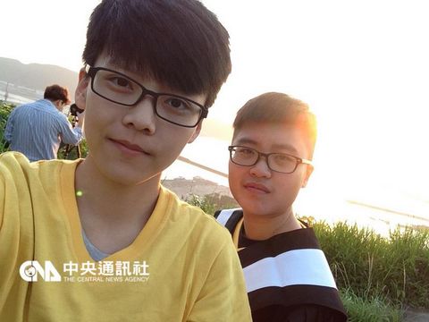 今年刚从大学毕业的王嬿茱(左)和李瑷颖(右)，利用大学毕业前的时间，环岛追日捕捉曙光美景。来源：台湾“中央社”