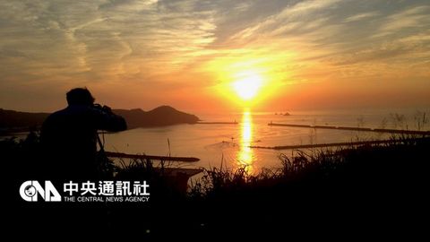 王嬿茱和李瑷颖环岛追日，图为南方澳观景台拍摄的日出。来源：台湾“中央社”