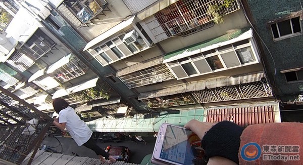台湾妇人5度酒后爬出阳台闹自杀 邻居不堪其扰大骂