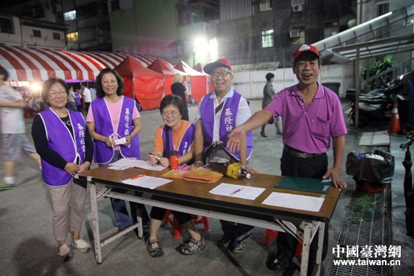 台湾基隆社区居民赞大陆残疾人艺术团演出