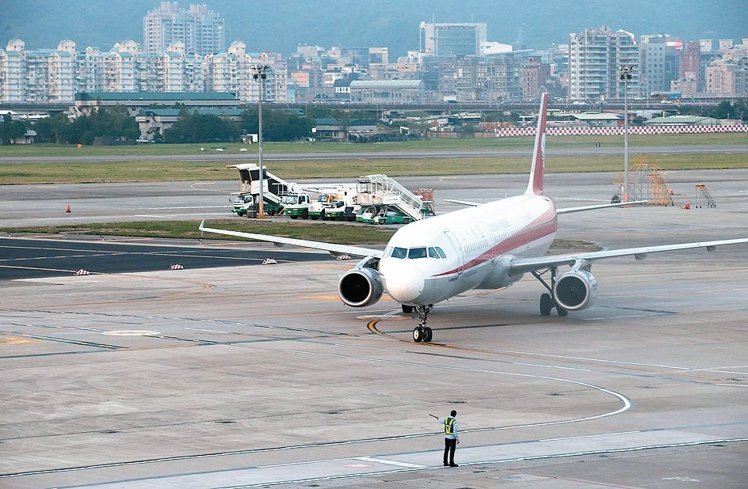 桃园机场今年旅客量可望突破四千万人次,现状根本无法再容纳松山机场