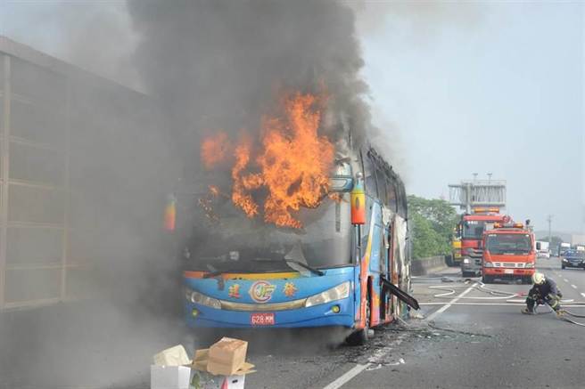 游览车爆胎后起火，整辆车陷火海