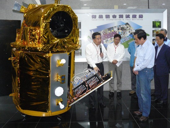 马英九视察台湾“太空中心”了解卫星测试进度