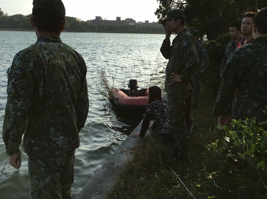 金门装甲车暴冲落湖两士兵无生命迹象（图）