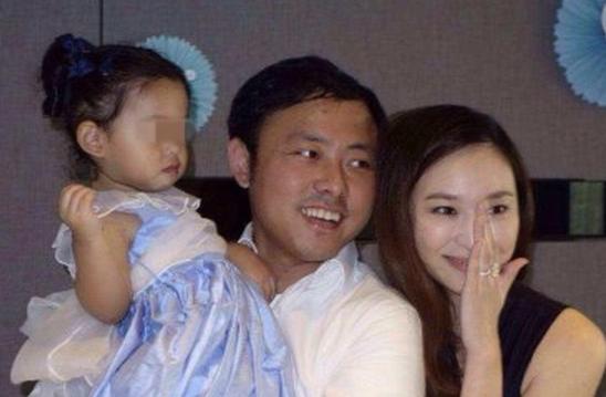 吴佩慈与未婚夫纪晓波、女儿小蕊蕊