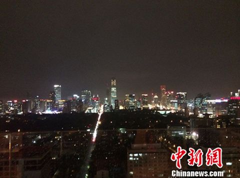 (“北漂”台湾青年Emily和朋友聚餐，随手拍下北京的夜景。采访时，她告诉<a target='_blank' href='http://www.chinanews.com/' >中新网</a>记者：“北京是值得我兴奋的城市，这里每天都有新的变化。” 受访者供图)