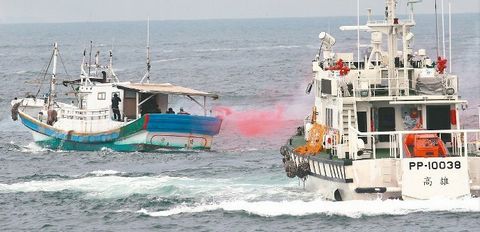 台湾军方与海巡部门在高雄外海进行联合护渔操演